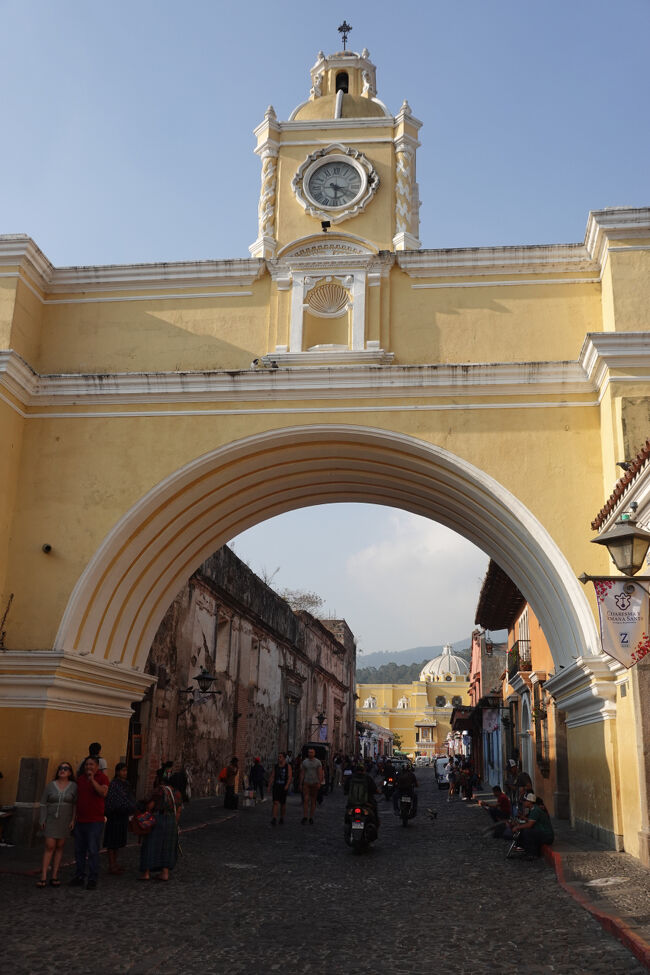 サンタ・カタリーナの時計台（修道女が上の通路を通る。）