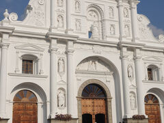 カテドラル（地震で崩壊　後ろに修道所がありました。）ミコシはカテドラルの前を通ります。バロック様式の大聖堂でアンティグアの守護聖人サンティアゴを祀る。春に開催されるセマナ・サンタの祭りでは山車がカテドラルの前を通ります。１５４３－１６８０年にかけて建設。大地震で何度も崩落し修復をされてきた。裏に教会の廃墟があります。