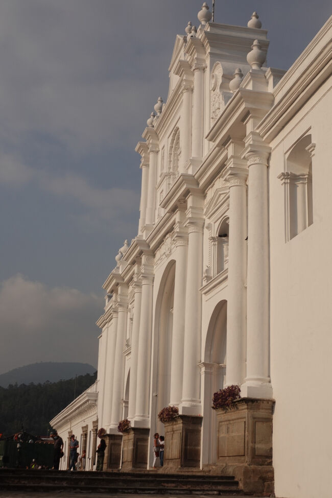カテドラル（地震で崩壊　後ろに修道所がありました。）バロック様式の大聖堂でアンティグアの守護聖人サンティアゴを祀る。春に開催されるセマナ・サンタの祭りでは山車がカテドラルの前を通ります。１５４３－１６８０年にかけて建設。大地震で何度も崩落し修復をされてきた。裏に教会の廃墟があります。