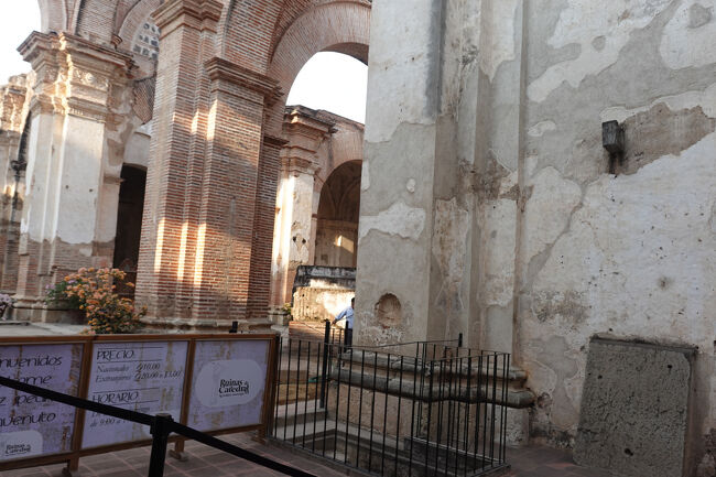 カテドラル裏の廃墟の跡（PM５：００が閉館で入れませんでした。）