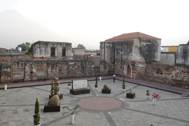 グアテマラ国立美術博物館（後ろの中庭）