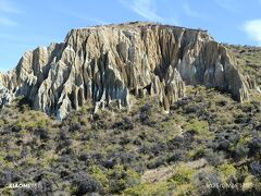 地球の歩き方　絶景スポット2 　クレイクリフス　上の方までぐるっと回れる。上からスケールの大きい川の蛇行が見える。アプローチは砂利道で不安になるが10㌔走れば着く。十数台の車が駐車場にあった。この後ワカナへ。