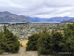 3/27　ワナカ　午前　小雨　近くのMt.Ironという丘に登る。ワカナ湖と街並みがきれいに見える。地元の方が結構登ってる。