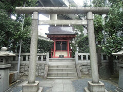 江戸橋近くの日本橋川沿いにある兜神社。
明治１１年ここ兜町に東京株式取引所（東京証券取引所の前身）が設けられるに当たり、同年５月取引所関係者一同の信仰の象徴および鎮守として兜神社を造営しました。
神社の御祭神は、主が商業の守護神の「倉稲魂命」で、合祀されている神様は、大国主命(大黒様)と事代主命(恵比寿様)です。

