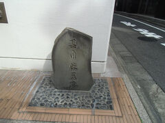 永代通り沿い、日幸茅場町ビル角にある「其角住居跡」。
其角とは、江戸時代前期の俳諧師、宝井其角（１６６１～１７０７）のことです。
蕉門十哲の一人に数えられます。
其角の住まいが南茅場町の薬師堂の近くにあり、ここで没しました。

