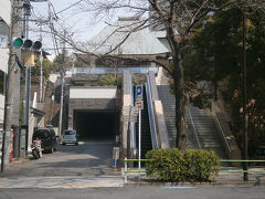 オランダ王国大使館の最寄り駅は、東京メトロ日比谷線神谷町です。
おそらく人気があるのでしょう、見学は２０分だけ。
私達は１１時２０分から１１時４０分の予約でした。
余裕を持ちすぎてだいぶ早く駅に着いたので、大使館周囲をちょっと見学して暇を潰しました。
こちらは大使館の北側で見つけた清岸院というお寺。
これといって面白い歴史があるわけではないのですが、エスカレーターで本堂へ上がるのが珍しくて目を引きました。

