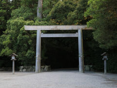 えー、やっぱり写真データが見当たりません(泣)


というわけで、賢島から普通電車で1時間弱ほど乗った宇治山田にて下車。
本日の近鉄お出かけ旅は終了、、、

ですが、宇治山田まで来たからにはやっぱり伊勢神宮は行っておかなければ。。。というわけで足を運びました。
内宮と外宮があり、よくテレビなどに映るのは内宮ということも知らず、内宮～外宮の行き来は4kmほどの距離があり徒歩では不可能。外宮と内宮の片参りは避けるべしなど色々な言い伝えがありますが勘弁してくれ！！！(苦笑