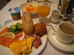 5時半には起きて、ゆるゆる荷造り。早く起きちゃうとホテルの朝ごはんまでにお腹空いた～！になりますね。ははは
なので、オープンする7時には朝ごはんへ。今日も鮭♪を心おきなくいただきま～す。