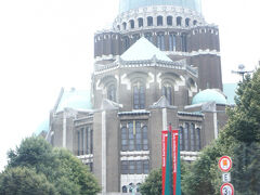 ブリュッセルでどこを歩くか、予習しなくちゃ…と思っているうちに、お腹いっぱいで眠くなり、ふっと目が覚めたらもうブリュッセル市内だ！ 高速を降りると何となく音が変わりますね。
あ、ここは街の西側にある国立コーケルベルク大聖堂。ステキなアールデコですねえ♪