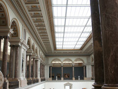 一度、ホテルにスーツケースと大きな荷物を置いてからブリュッセル市内観光へ。クロークルームじゃなくて、開店前のバーのようなところに鍵をかけて置いてくれました。団体さんだからかな。

まず訪れたのは王立美術館の古典部門。