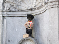 ヒト通りの少ないところを選んでる感じのルートを通って小便小僧へ。
黒い帽子をかぶって、カバンを持ち、胸にはベルギー国旗と同じ配色のワッペン？を付けた衣装は、どんないわれがあるんでしょう。あ、小僧くん、ヒゲも付けてますね。だ、誰？