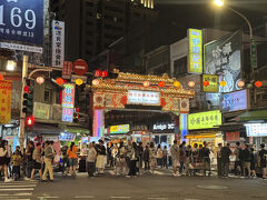 饒河街観光夜市はいつ来ても賑わっています