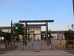 足はだいぶ歩き疲れたと悲鳴をあげていましたが、せっかくなので街中をもう少し散策。

こちらはJR線の伊勢市駅。
伊勢神宮の街であることを強く感じることができます。