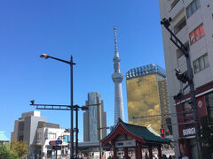 最初のスポットは浅草エキミセの4Fに入る、くまざわ書店 浅草店でした。
売り場の片隅にスタンプ台が設置され、近くにクイズが書かれたポスターがありました。
