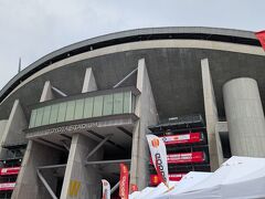 名古屋市内から地下鉄と名鉄を乗り継いで豊田市駅へ。
豊田市駅から豊田スタジアムまでは徒歩15分ほどですが、今回は駅からシャトルバスでスタジアムに向かいました。