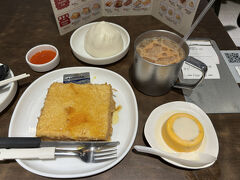 瑞春招牌大包と港式西多士と芒果布丁。この巨大な肉まんは具沢山で絶品でした。ちなみにここはVISAでタッチはできませんでした。