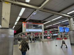1日目です。
出発は今回も阪急の梅田駅から蛍池駅を経由して、伊丹空港へ向かいます！
丁度、3か月ぐらい前にも同じ時間帯に同じ場所で同じ写真を撮ってました...笑