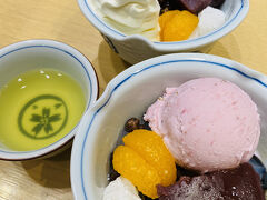 帰りに松坂屋の地下のみはしで桜あんみついただきました。
ここのはクリームあんみつのアイスがソフトクリームタイプなんですよね。
