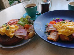 右がフレンチトーストセット
左がパンケーキセット
とてもとても美味しいです！