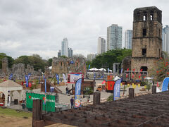 博物館より広場を見ます。（イベントの準備をしています。）