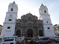 独立広場に面して建つカテドラル（１６８８－１７９４年に掛けて建立。英の海賊ヘンリー・モーガンにより破壊された。（礼拝堂やステンドグラスが良い。）パナマ・ビエホ遺跡からの３つのオリジナルな鐘がある。）