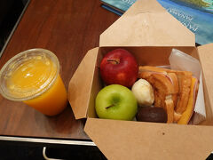 Hのロビーで簡易な朝食を戴きます。（パナマ運河クルーズ船で朝食を戴けます。）