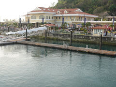 フラメンコ島の桟橋を離れます。（パナマは魚が豊富です。クジラが見られます。船は途中でパナマ運河専門の船長が運転する為、入口で船長を交代します。（どの船も専用の専用の船長に交代します。パナマのビルの柱は細い。）