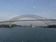 アメリカス橋（１９８２年に出来た58ｍの橋。もう1つのセンテニアル橋は２００２年出来た。左には住宅が広がります。前のクルーズ船は一緒に閘門を通りました。