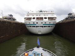 我々の船も閘門内に入って行きます。