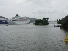 一緒に閘門を越えてきたクルーズ船