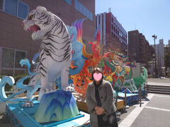 仕方がないので近くの山下町公園で時間つぶし・・
春節のランタンフェスティバルの名残のランタンが並んでいました。