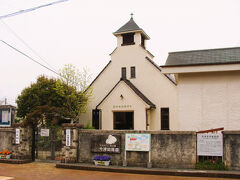洋風の建物は「旧今津基督教会館」です、

昭和９年築の町内で二つ目のヴォーリズ建築で木造平屋建のモルタル塗り瓦葺です。

正面に大きな妻面を見せて頂部に塔屋を上げた印象的な外観が特徴です。