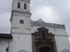 サント・ドミンゴ教会（「ロサリオの聖母」と呼ばれる礼拝堂の中に「暁のロサリオ」の祭壇は赤い壁に金色の装飾された見事な物で世界的に有名だそうです。赤はインカの象徴で、インカの血の色を表す。）