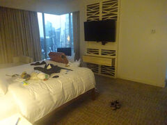 宿泊したH　Global（部屋）奥に預けたスーツケースがあります。