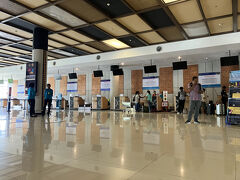 明けて翌日、本日はフローレス島からバリ島のウブドへと移動となります。
チェックアウトを済ませ、グラブバイクに乗って空港へ移動します。

歩いて行こうかと思ったのですが、空港までほぼ登り坂なのでやめました。