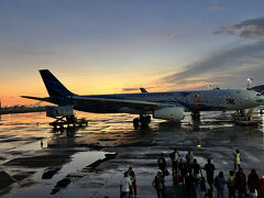 程なくしてバリ島に到着、さっきまでスコールが来ていたみたいで路面が濡れておりましたが、降りる時には晴れていて良かった。