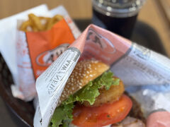 夜ご飯はA&Wへ。

初めてのA&W。1番人気のA&Wバーガーセット　1400円。

クリームチーズがちょっと濃厚で、あんまり好みじゃないかな。