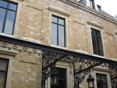 ごはんを食べてレストランから出たら、雨、あがってた♪ラッキー

フラワーカーペットの見学は、まずは予約してあるという市庁舎のバルコニーから。