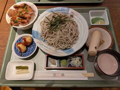 今回の夕食は豪華に空楽御膳を注文。
味噌豚丼、くるみ汁ざるそば、味噌ポテト、刺身こんにゃく、しゃくし菜漬けのセット。
一度に秩父名物を楽しめてうれしい＆おいしかった～！