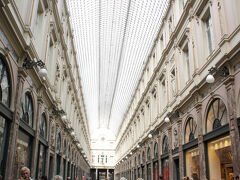 美術館に行ってもちょっとせわしないかな、と思いギャラリーサンチュベールを抜けて、サント・カトリーヌ広場へ行ってみることに。クリスマスの時にいろいろお店が出てたし。