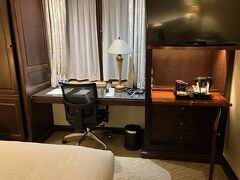 ブリュッセル のホテルはWarwick Hotel。1泊約25,000円。中央駅とグランプラスのどちらも2,3分の距離で便利でした。inもoutもユーロスターだったので、スーツケースを持った移動を減らすために発着駅の南駅付近にしようかと思ったけど、母が中央駅付近一択でしょ！と。ブリュッセルは見どころが中央駅付近に集まっているので、ちょっと休憩しに気軽に戻れるホテルで正解でした。