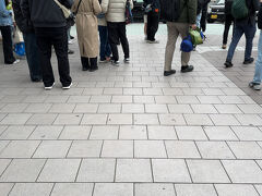 名古屋駅太閤口の交番前に、8時20分に集合。
ここはツアーの集合場所になっているのか
たくさんの人がいました。