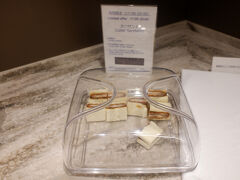 4月11日(金)
　元々はセールで神戸空港21時発の羽田行きを予約していました。最近セールの時に、中々金曜日の伊丹20:20発の便が予約取れないんです。なのでやむを得ず神戸発の便に。

　前日にANAから連絡が来て、羽田空港悪天候かつ落雷のためダイヤが乱れる可能性が高いため、その便が振替対象になりました。なので、どさくさに紛れて伊丹19時発の便に変更し、仕事も16時に切り上げました。関西方面は天気よさそうだったので、伊丹空港までは久しぶりに自転車で来ました。

　伊丹空港のカツサンドって初めて見ました。