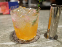 　春メニューのモクテル「U・RA・RA」、春の暖かさを琵琶の橙黄色と桜が舞う氷で表現しましたとの事です。琵琶の甘味とジャスミンの香りが心地よあったです。