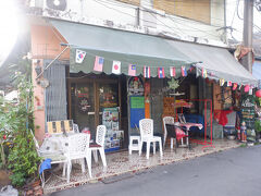 　今夜の宿である「Danee Hostel」へ。チェックインは早すぎたのですが、荷物を一旦預けました。