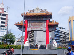 　牌楼（中華門）、中華街（ヤオワラート）観光地化の象徴と言われています。前国王が72歳になったのを記念して、1999年5月に中国系の住民が建てたとの事です。よく見たら文字がタイ語ですね。