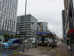 　大阪市営地下鉄も民営化した今、日本で最大の公営鉄道ってことになるんでしょうね。
　１駅だけ乗って、伏見駅で下車しました。地上に上がれば、碁盤の目状の すっきりとした街並みです。
