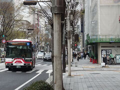 　名古屋駅までは、景色が見えるバスで帰りましょう。赤い車体の名鉄バスに乗り込みます。