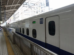 　東京からの帰路で、いつも乗る時間の新幹線に名古屋から乗車。今日の分は早得を抑えていたので、普通車に親子３人並んで座れました。
　もっとも我が子は今日から小学生。普通席が取れないならグリーン席２名分に３人で乗る…という技は、もはや使えません。