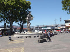 バスを降り、歩いてロス・アンヘルス大聖堂に向かいます。
中央公園（プラザ・マヨール）中心地である。(カルタゴには１５６５年、スペイン人が入植し、１８２３年まで首都でした。標高１４００m位の所にあり、霧の街と言われた。コスタリカの台所と言われ、食物が豊富に取れます。
